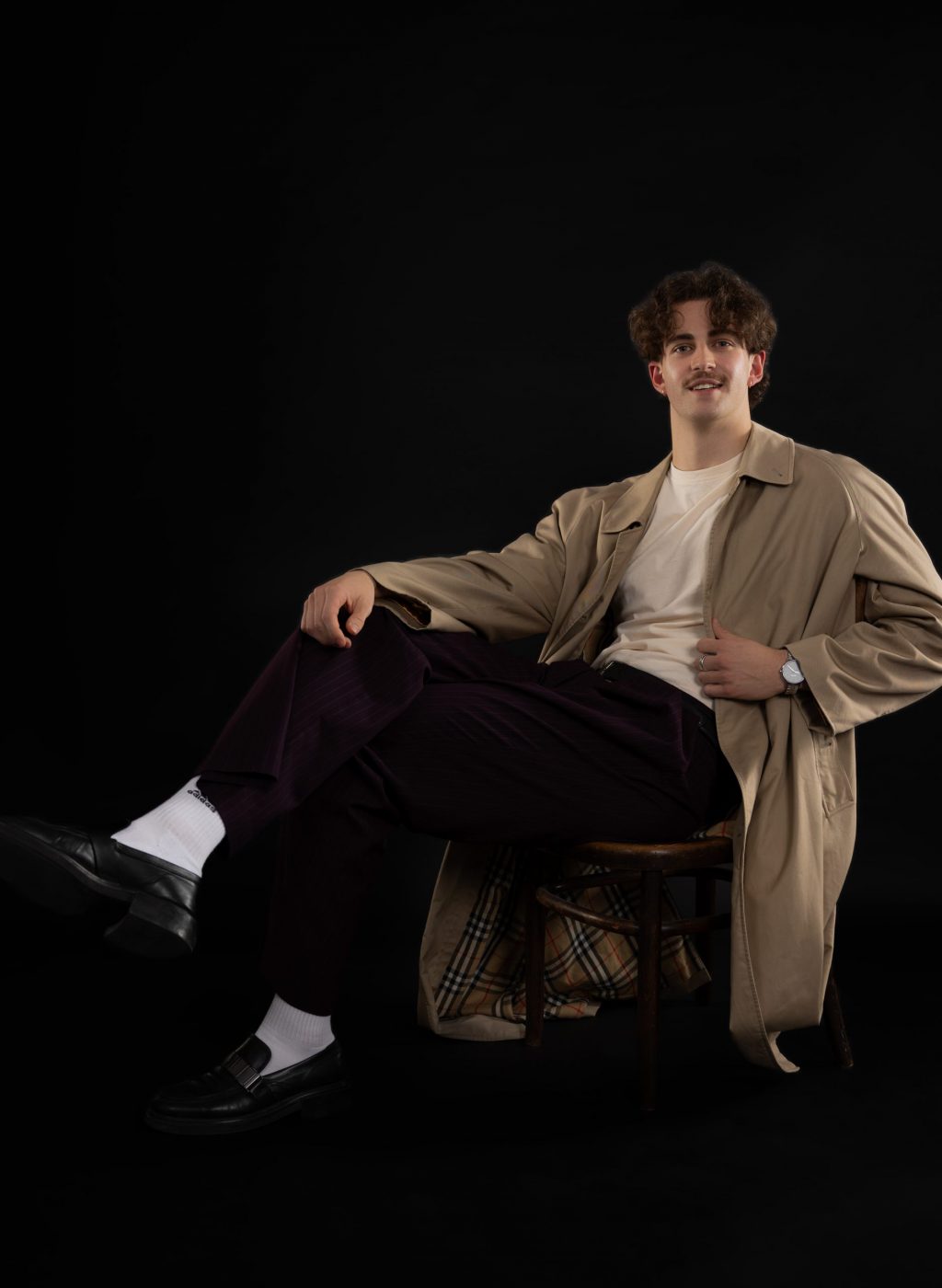 DSC_0598-Bearbeitet-markus-beige-trenchcoat-sitzend-schwarzer-hintergrund