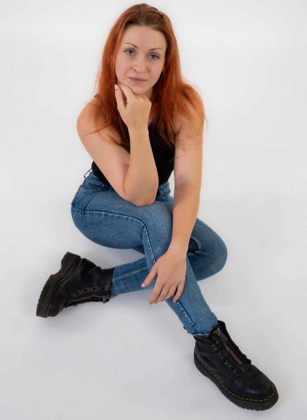 DSC_2245-Bearbeitet-anjulie-blaue-jeans-weißer-hintergrund