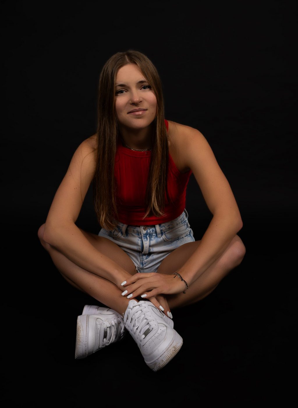 DSC_2302-Bearbeitet-luisa-rotes-oberteil-schwarzer-hintergrund