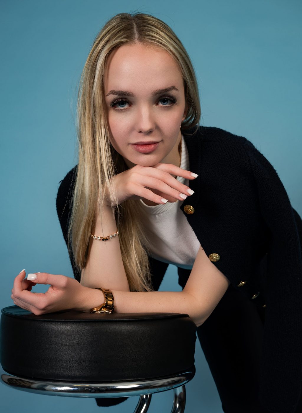 DSC_3382-Bearbeitet-arina-schwarzes-business-outfit-blauer-hintergrund