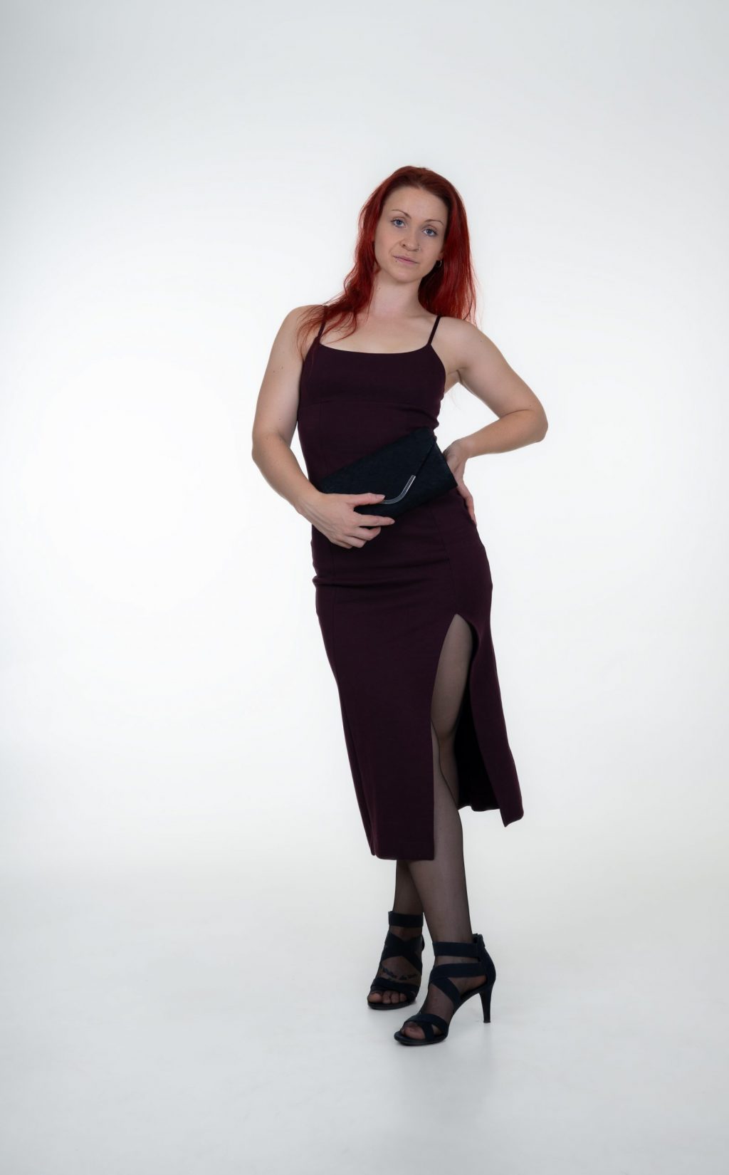 DSC_5941-Bearbeitet-anjulie-schwarzes-kleid-weißer-hintergrund