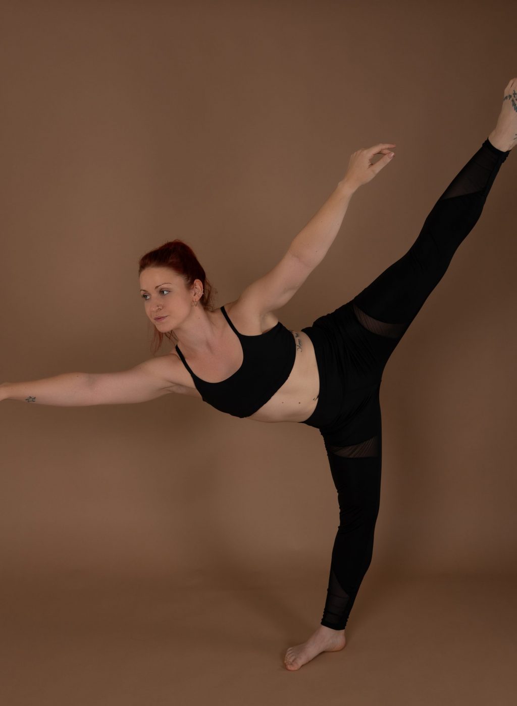 DSC_6325-Bearbeitet-anjulie-schwarze-leggings-brauner-hintergrund