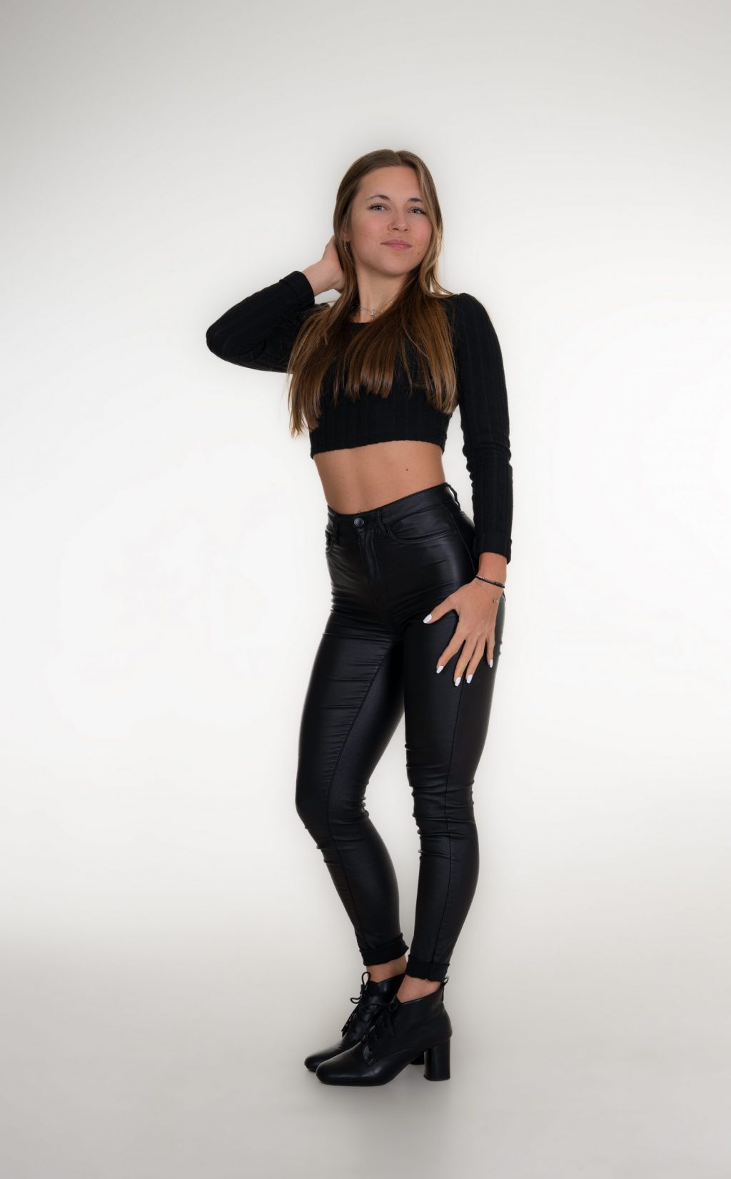DSC_6551-Bearbeitet-luisa-schwarze-lackhose-weißer-hintergrund