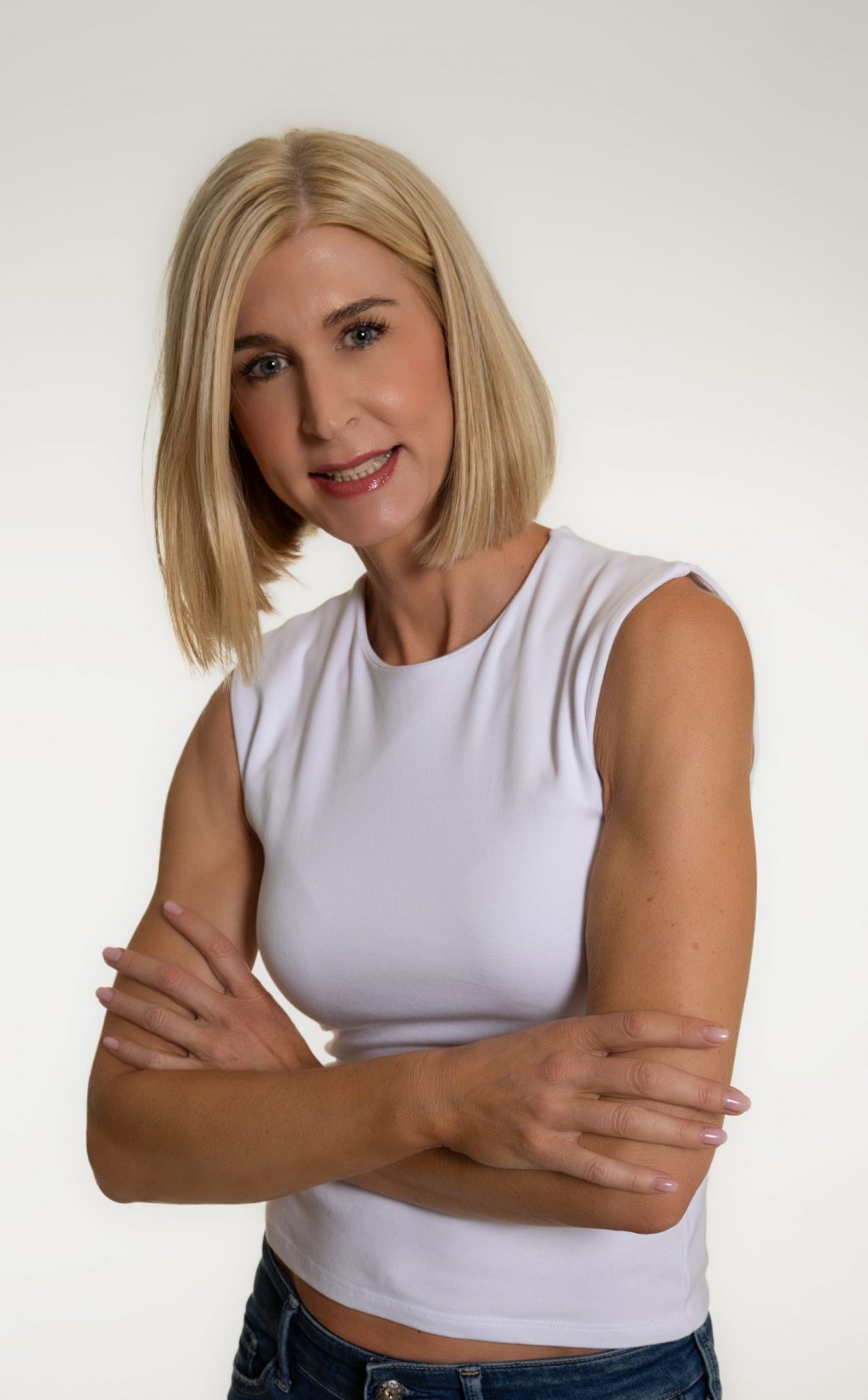 DSC_7114-Bearbeitet-christiane-weißes-oberteil-weißer-hintergrund