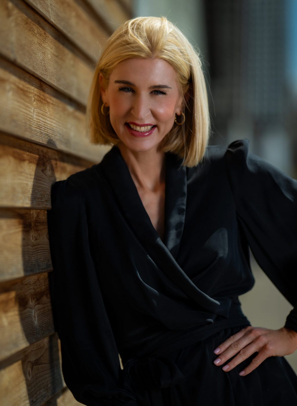 DSC_7217-Bearbeitet-christiane-schwarzes-oberteil-holz-im-hintergrund