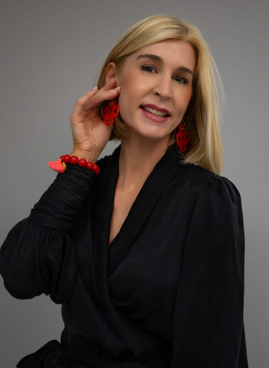 DSC_7481-Bearbeitet-christiane-schwarzes-oberteil-grauer-hintergrund-oberkoerperfokus