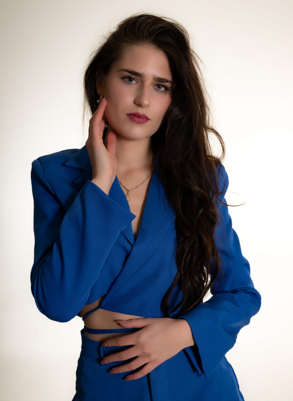 DSC_7524-Bearbeitet-michelle-blau-sakko-weißer-hintergrund