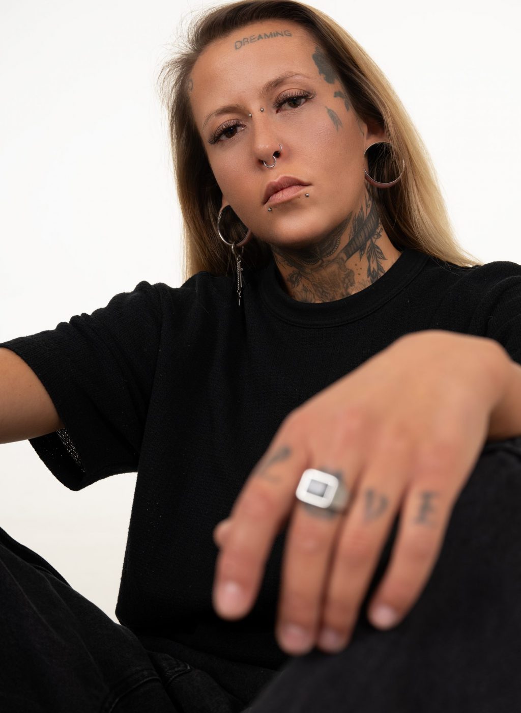 DSC_7688-Bearbeitet-selina-schwarzes-shirt-weißer-hintegrund