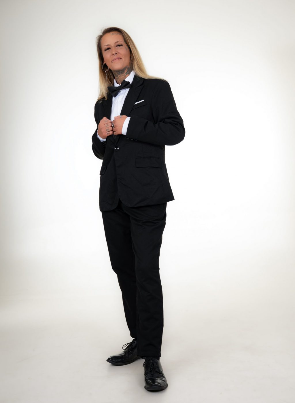 DSC_7796-Bearbeitet-selina-schwarzer-anzug-weißer-hintergrund
