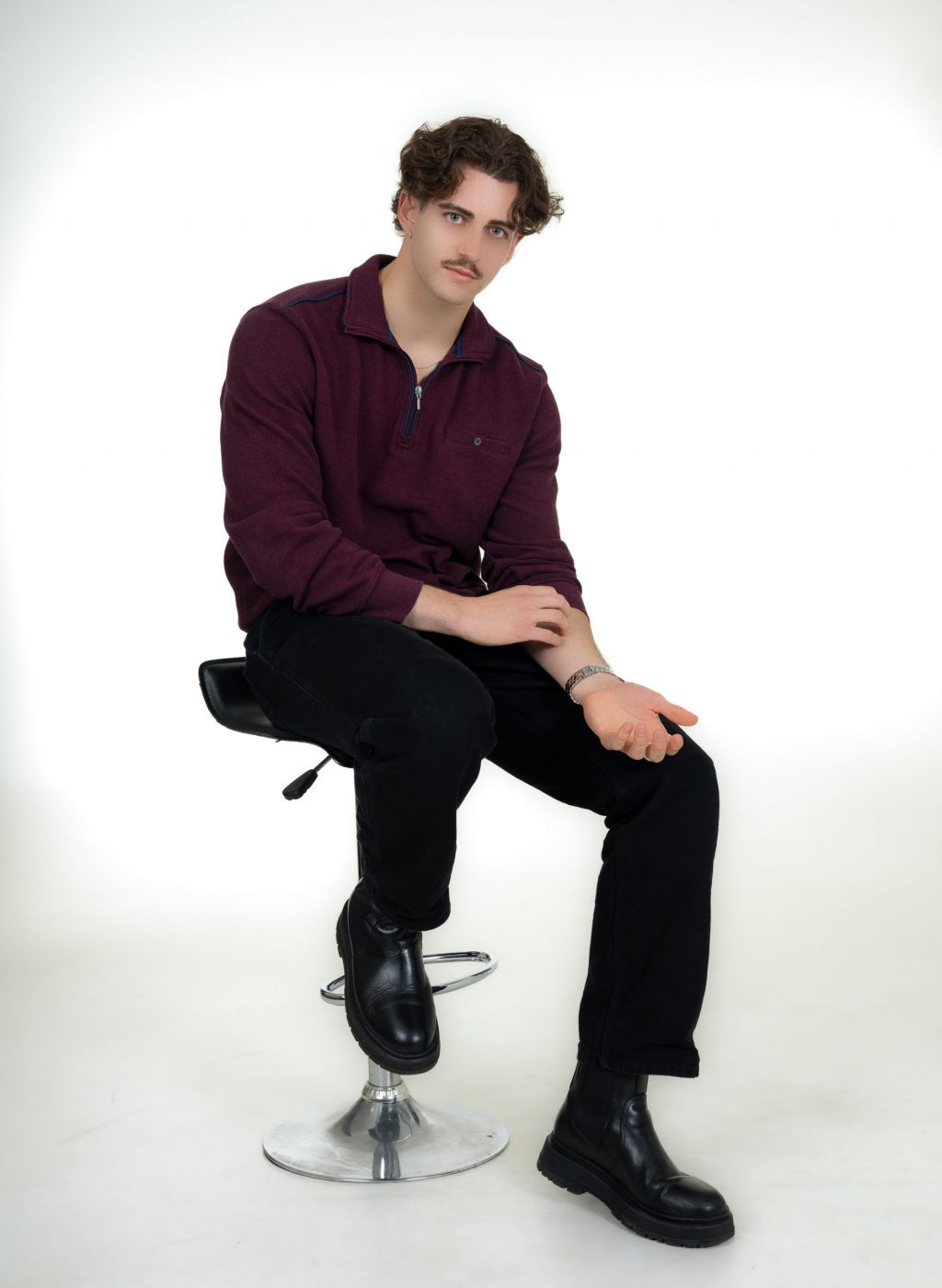 DSC_9689-Bearbeitet-markus-weinroter-half-zip-pullover-schwarze-hose-sitzend-weißer-hintergrund