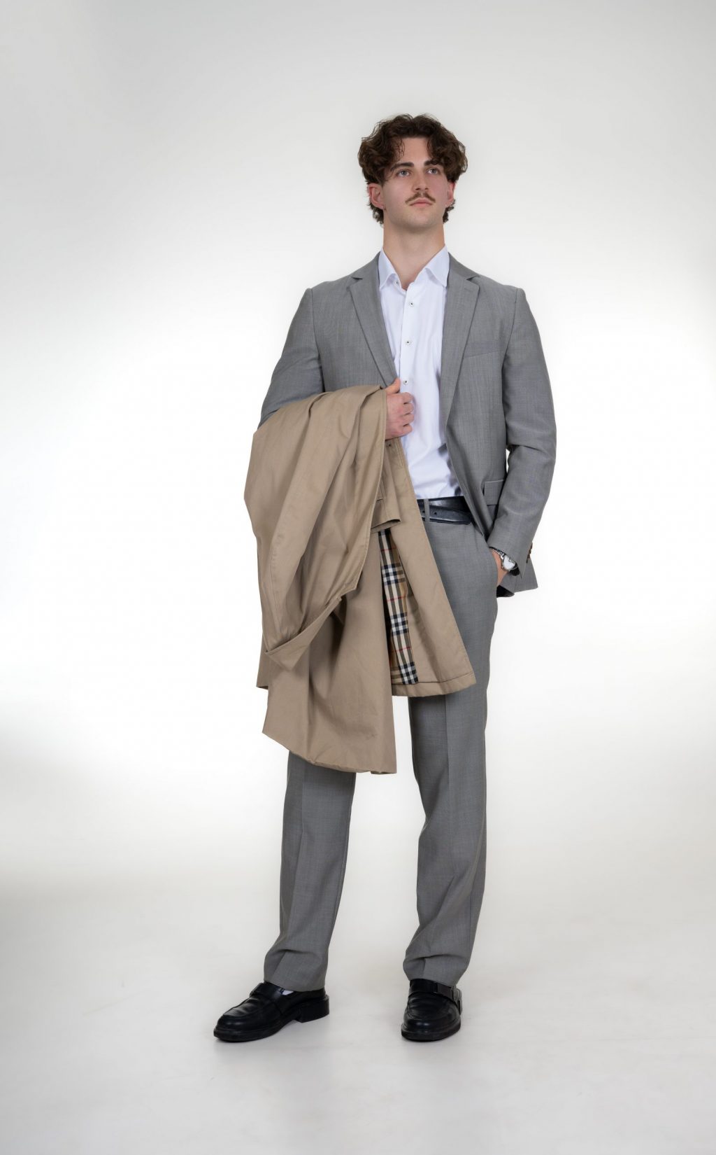 DSC_9875-Bearbeitet-markus-grauer-anzug-stehend-business-weißer-hintergrund