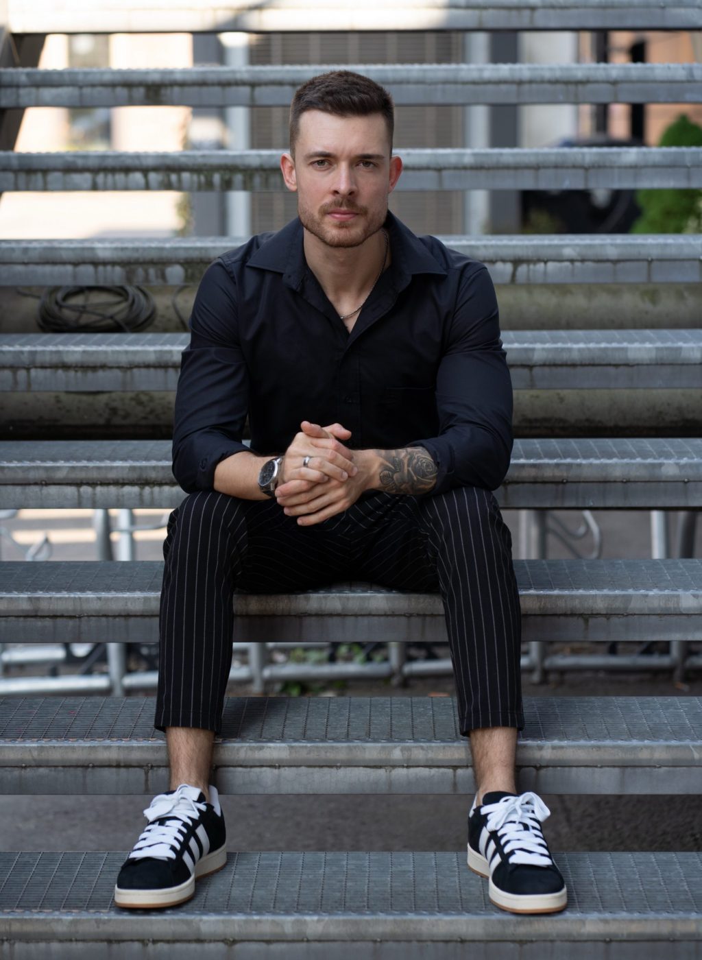 Foto 16.06.25, 18 17 25-pascal-a-schwarzes-hemd-sitzend