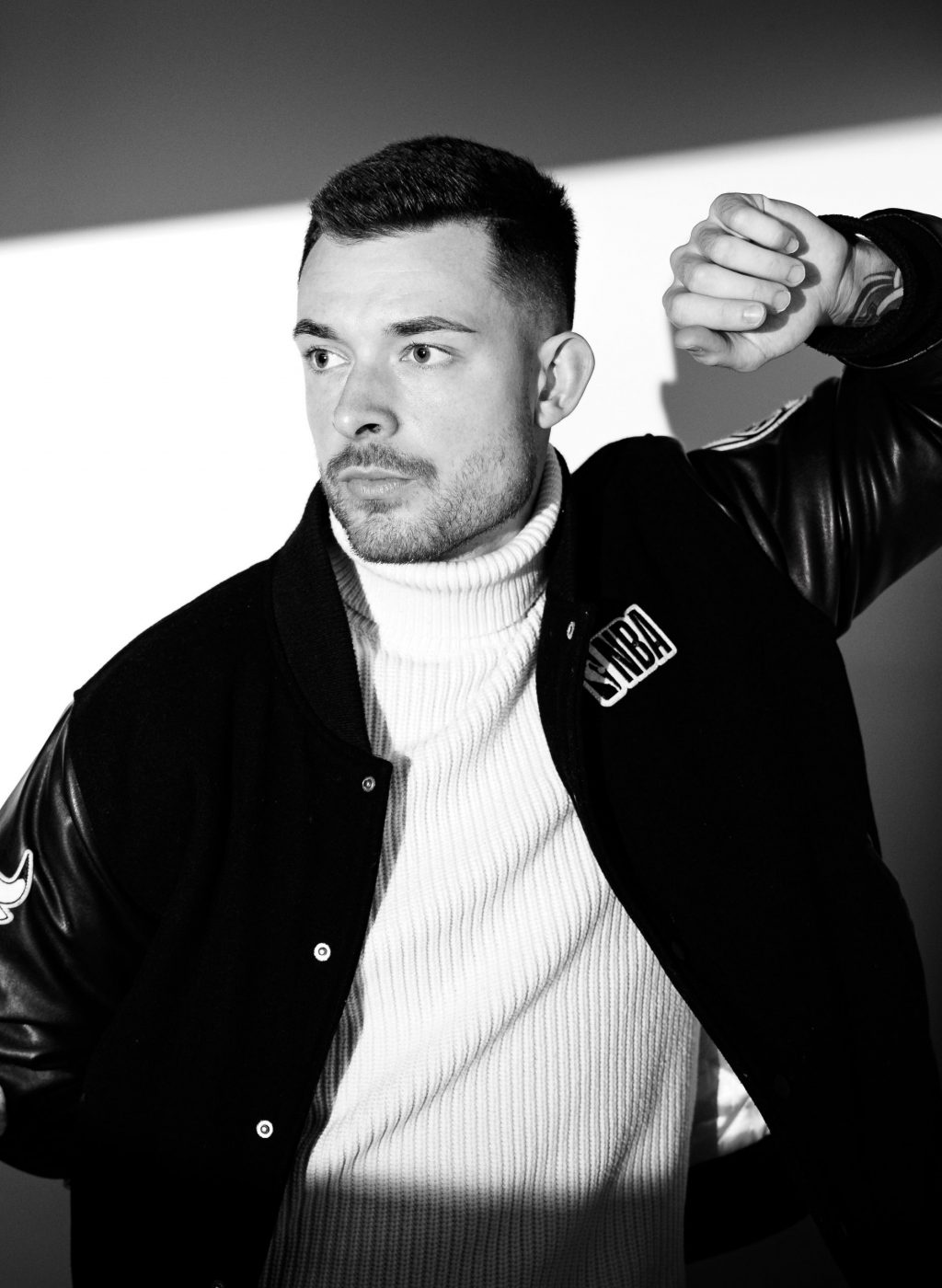 Foto 29.11.25, 17 07 44-pascal-a-schwarzweiß-nahaufnahme