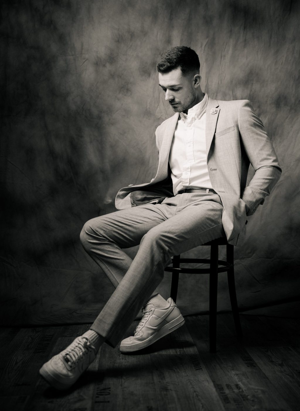 Foto 29.11.25, 18 31 28-pascal-a-schwarzweiß-sitzend-anzug