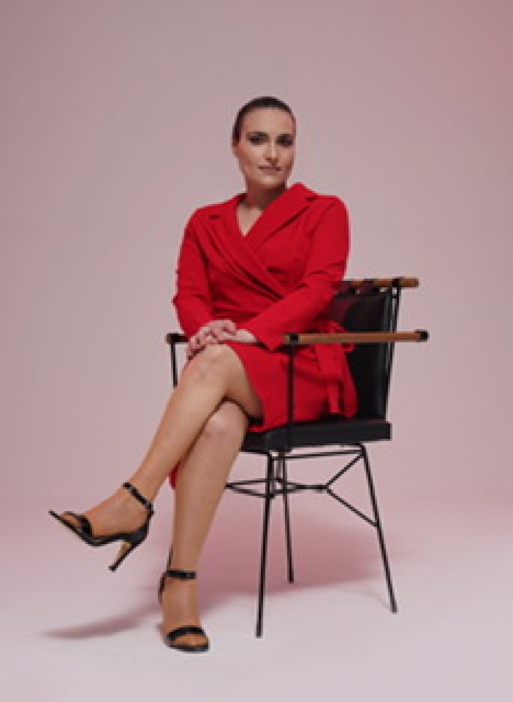 Foto-Ilknur-roter-anzug-sitzend