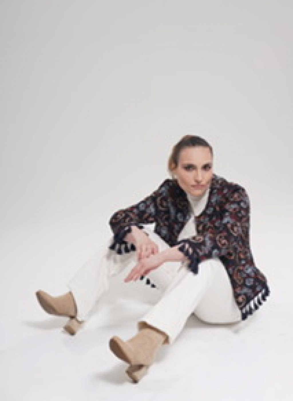 Foto-Ilknur-sitzend-weiße-hose