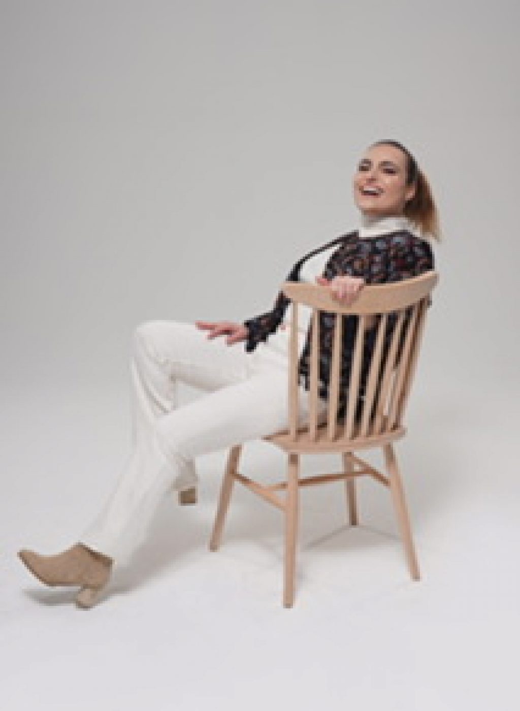 Foto-Ilknur-weiße-hose-sitzend