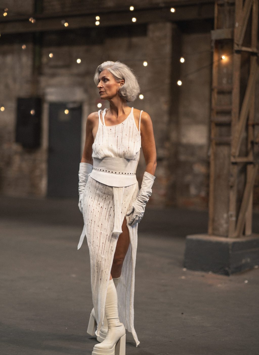 Foto-Nicole-R-weißes-kleid-industrie-hintergrund