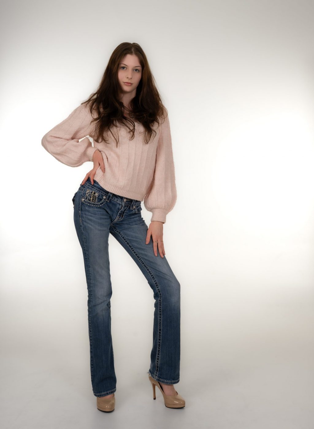 Foto-Stella-A-stehend-jeans-blau