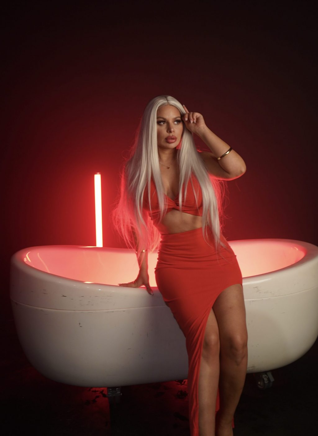 Foto-Vanja-s-rotes-kleid-badewanne
