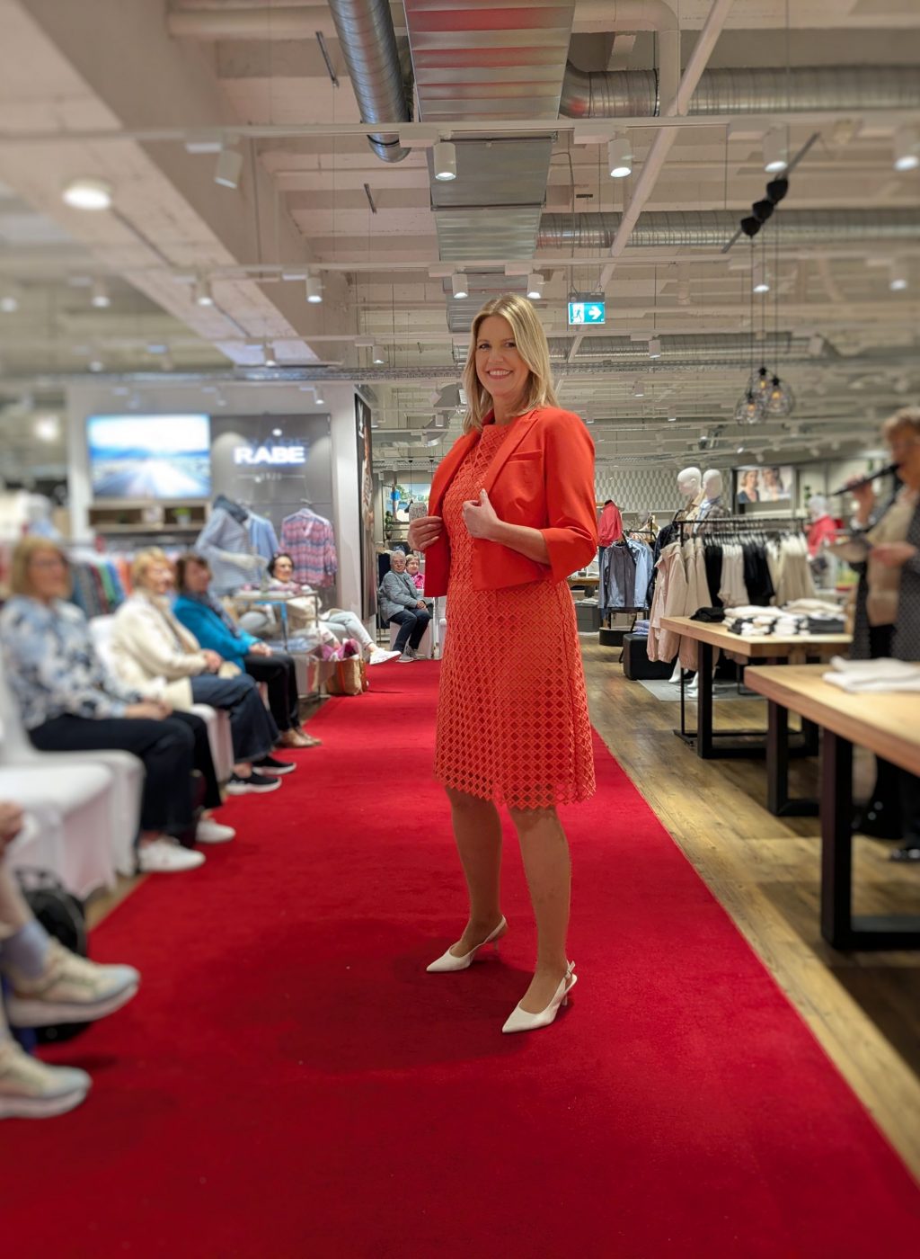 Foto-anke-s-orangene-kleidung-roter-teppich