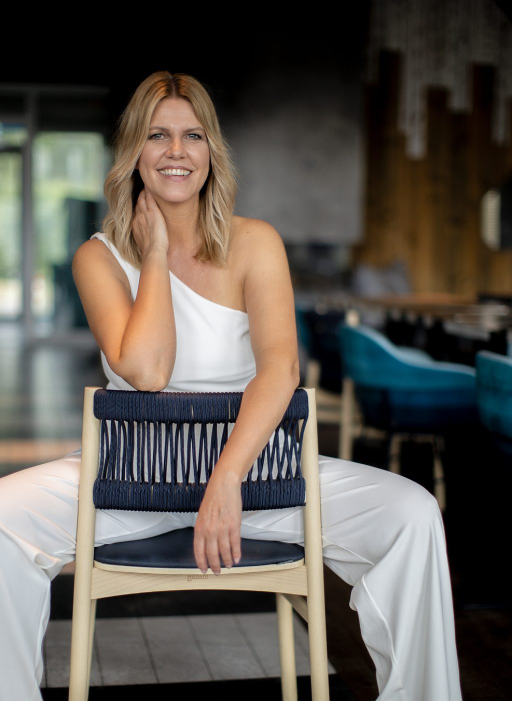 Foto-anke-s-weiße-kleidung-sitzend-auf-stuhl