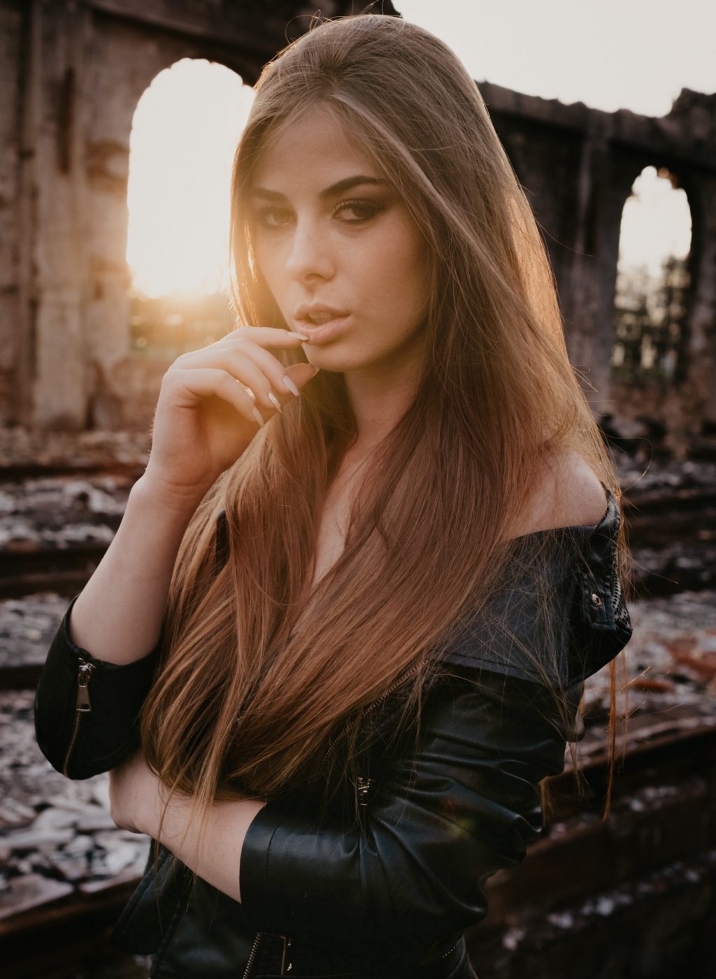 Foto-denise-r-schwarze-lederjacke-draußen