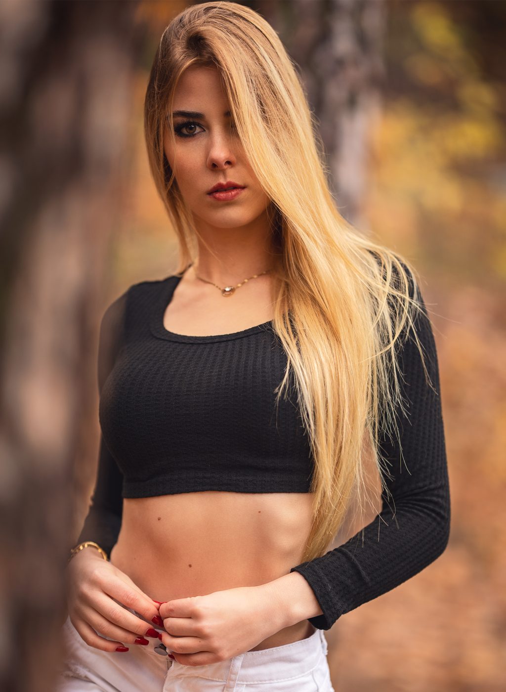 Foto-denise-r-schwarzes-oberteil-stehend