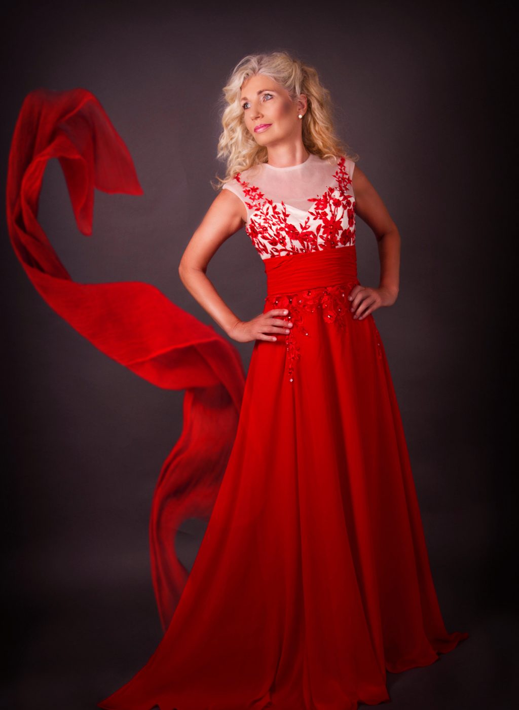 Foto-petra-p-rotes-kleid-stehend-dunkler-hintergrund