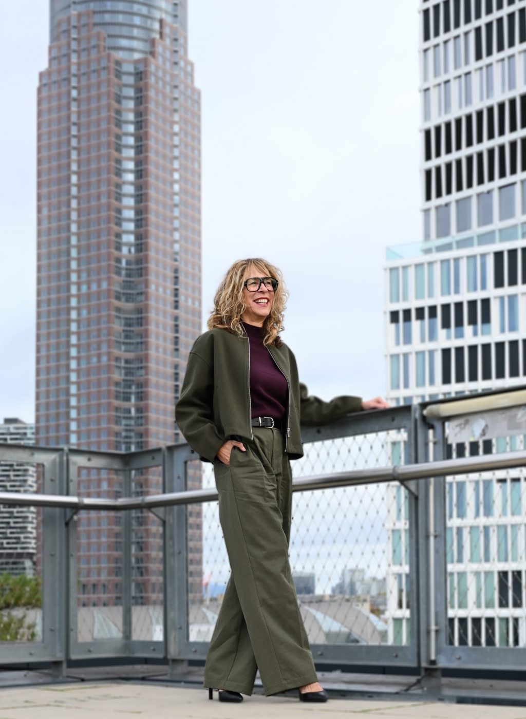 Foto-sabine-h-stehend-olivefarbene-kleidung