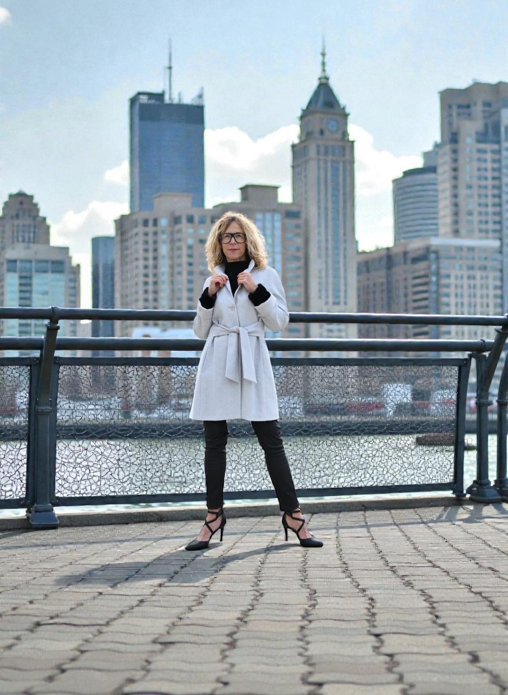 Foto-sabine-h-stehend-stadt-hintergrund