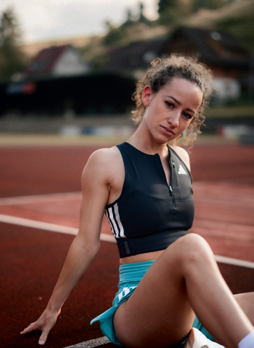 IMG_6162-oxana-sport-laufbahn-sitzend-sport-bh